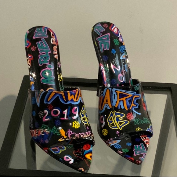 NWT Graffiti Pattern Open Toe Heel Sandals Size 7 - Picture 3 of 3